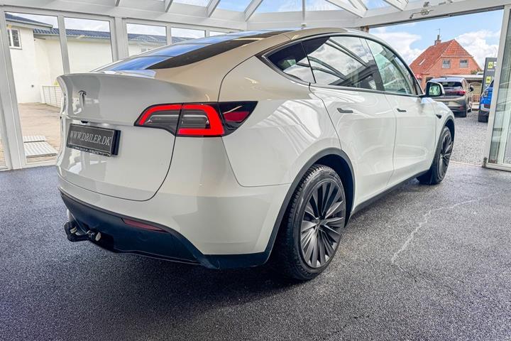 Hvid Tesla Model Y fra 2024