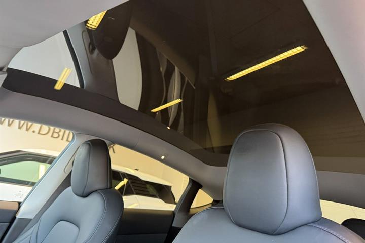 Hvid Tesla Model Y fra 2024