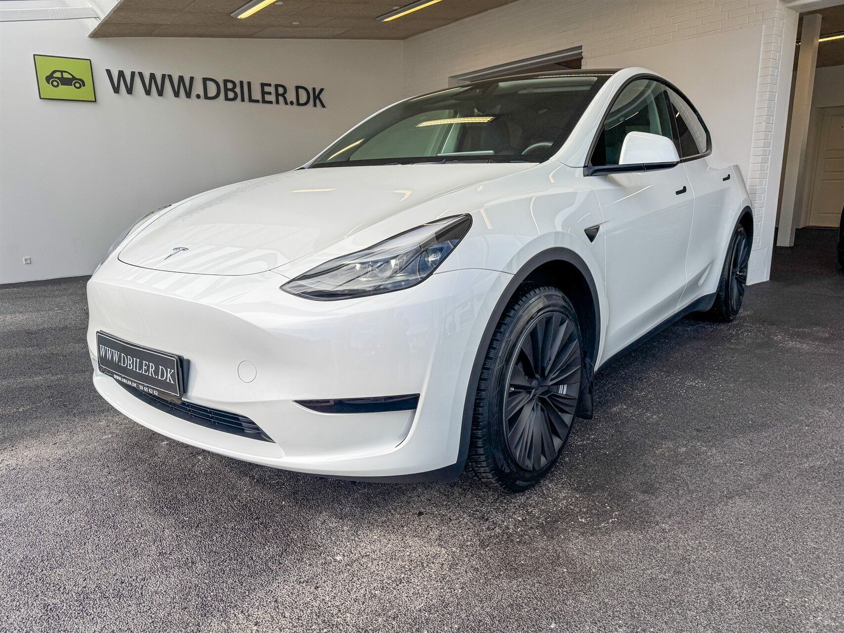 Hvid Tesla Model Y fra 2024