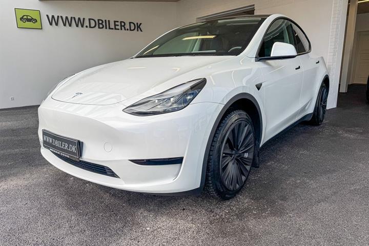Hvid Tesla Model Y fra 2024