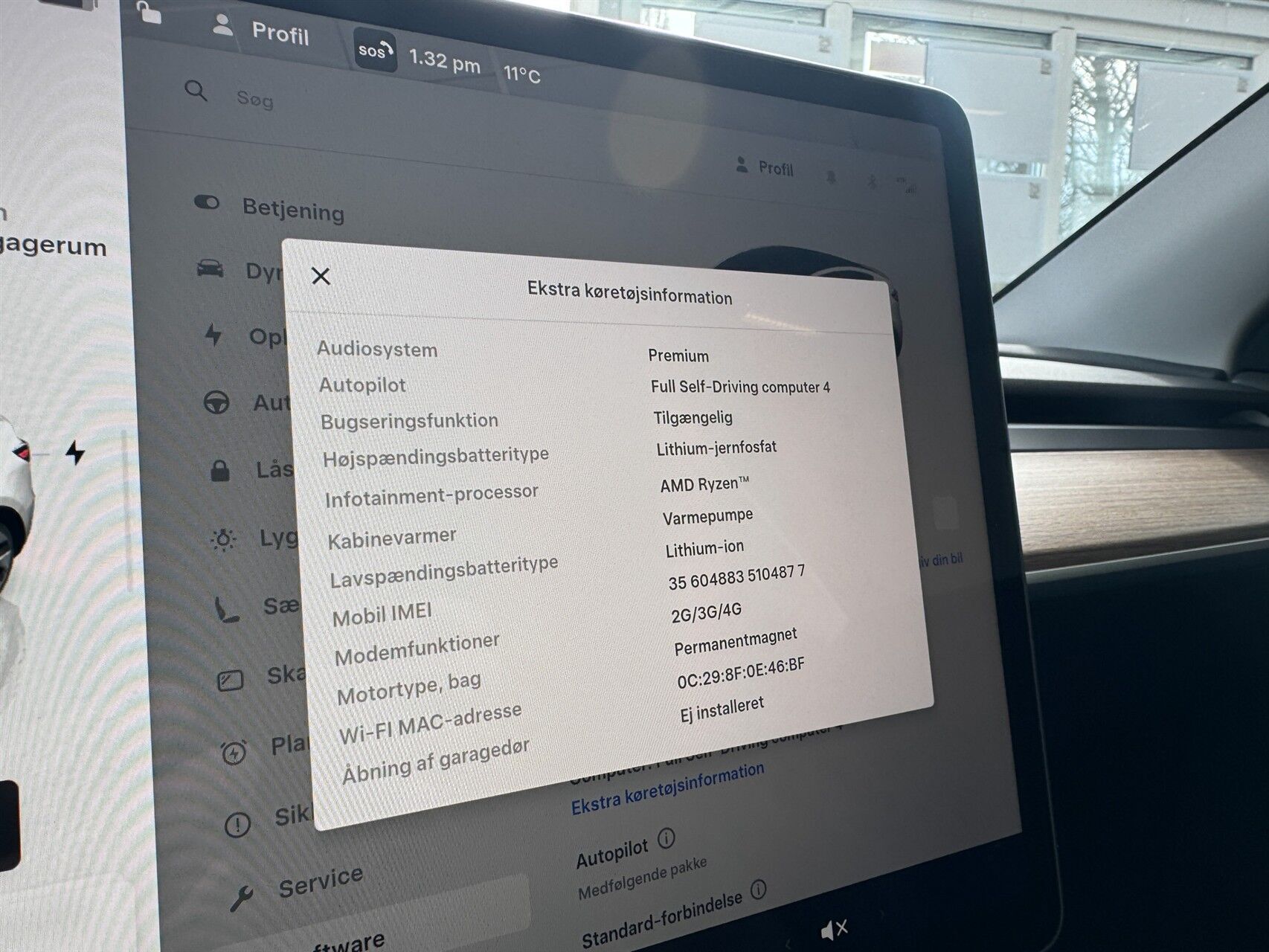 Hvid Tesla Model Y fra 2024