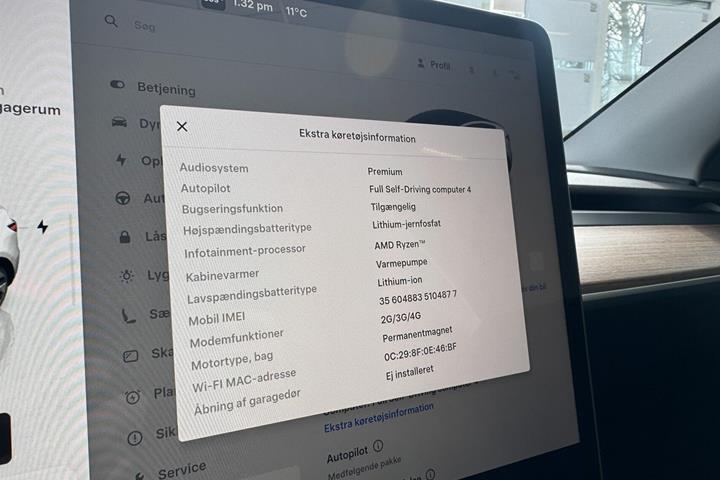 Hvid Tesla Model Y fra 2024