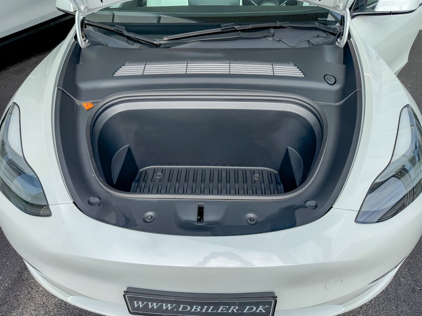 Hvid Tesla Model Y fra 2024