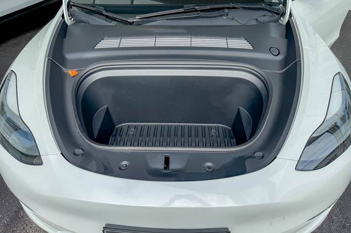 Hvid Tesla Model Y fra 2024