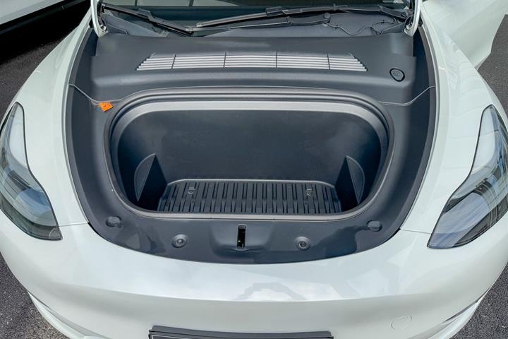 Hvid Tesla Model Y fra 2024