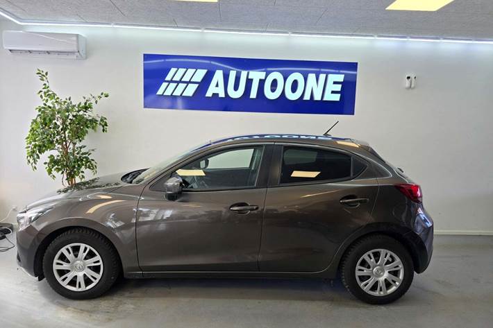 Grå Mazda 2 fra 2015