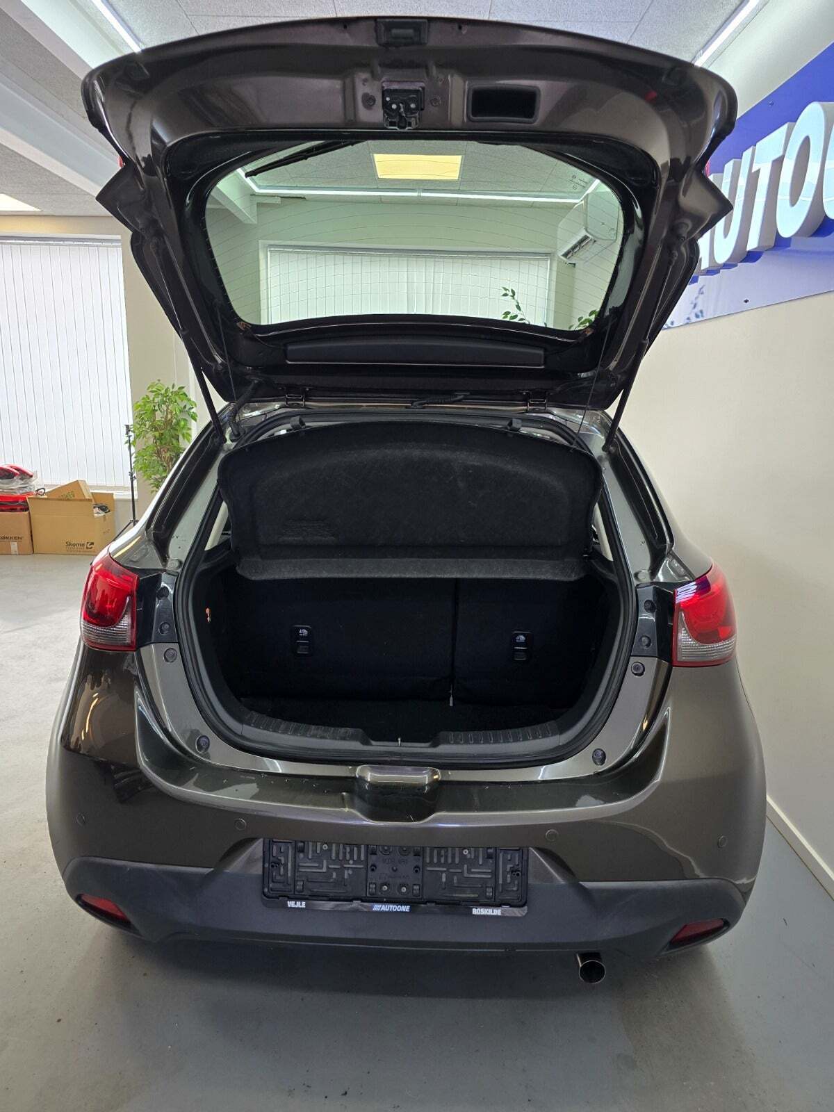 Grå Mazda 2 fra 2015