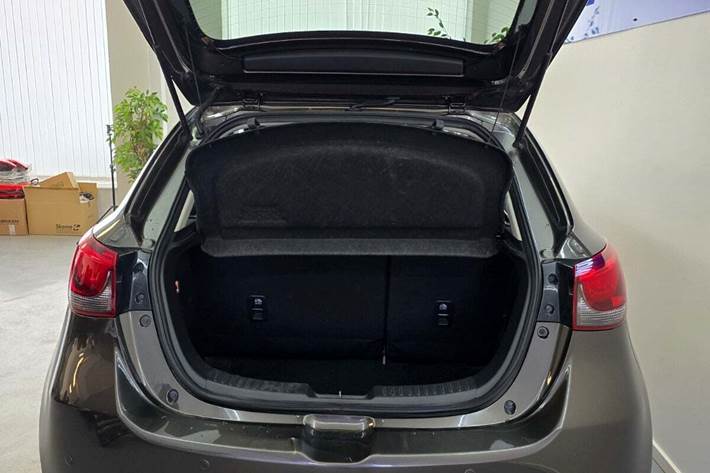 Grå Mazda 2 fra 2015