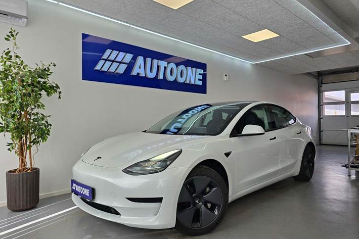 Hvid Tesla Model 3 fra 2021