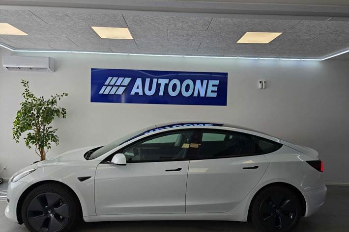 Hvid Tesla Model 3 fra 2021