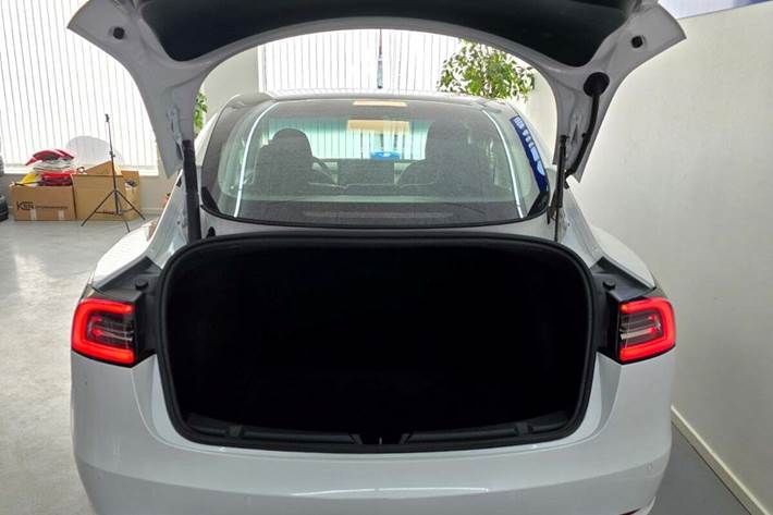 Hvid Tesla Model 3 fra 2021