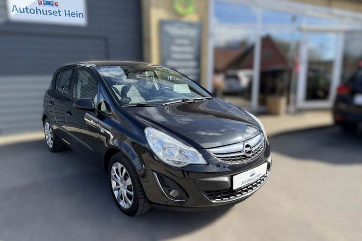 Sort Opel Corsa fra 2012 set udefra