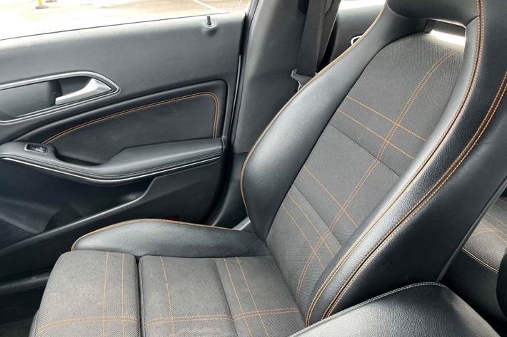 Grøn Mercedes CLA200 d fra 2016 set indefra