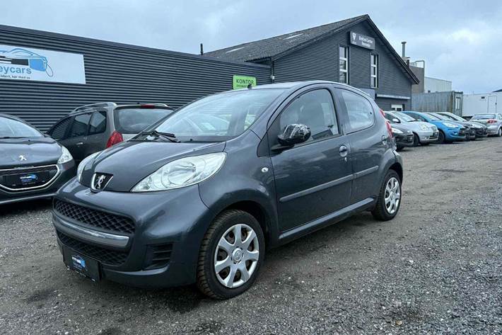 Sort Peugeot 107 fra 2009