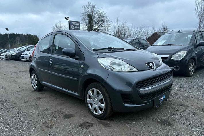 Sort Peugeot 107 fra 2009