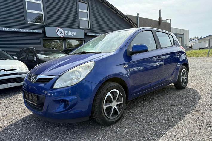 Blå Hyundai i20 fra 2009