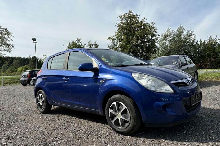 Blå Hyundai i20 fra 2009