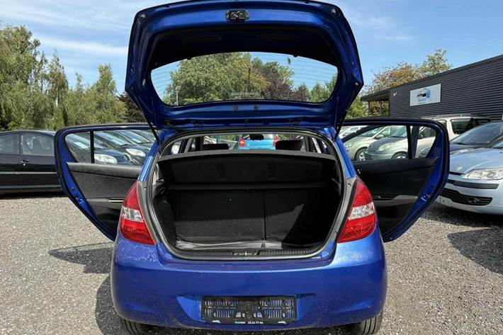 Blå Hyundai i20 fra 2009