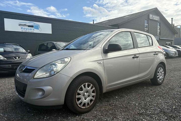 Sølv Hyundai i20 fra 2010 set udefra