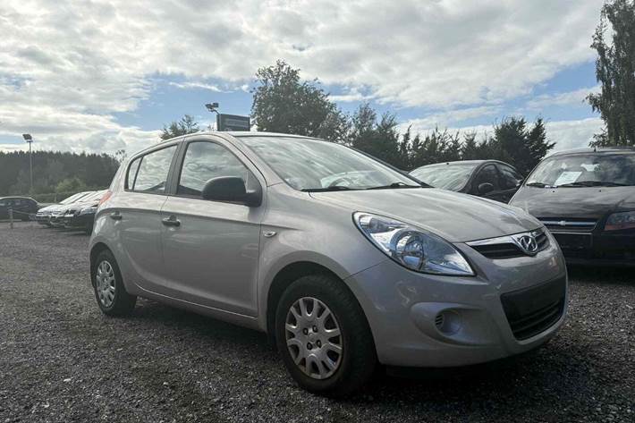 Orange Hyundai i20 fra 2010