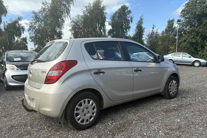 Sølv Hyundai i20 fra 2010