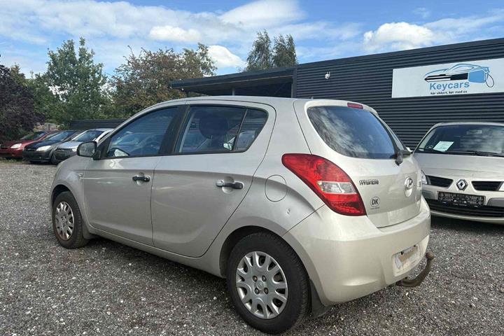 Sølv Hyundai i20 fra 2010