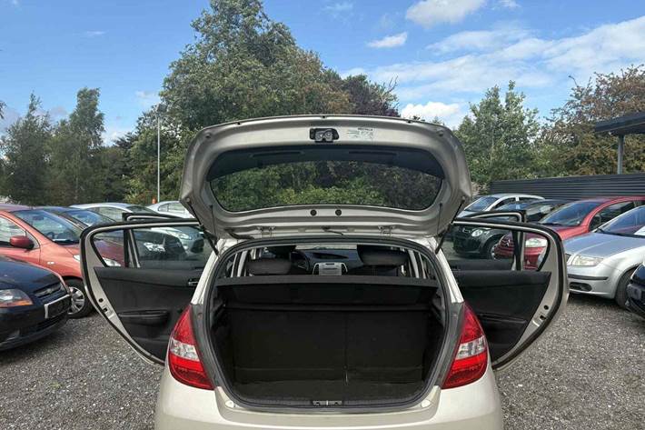 Orange Hyundai i20 fra 2010