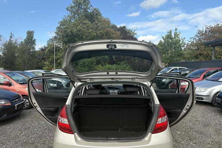 Sølv Hyundai i20 fra 2010