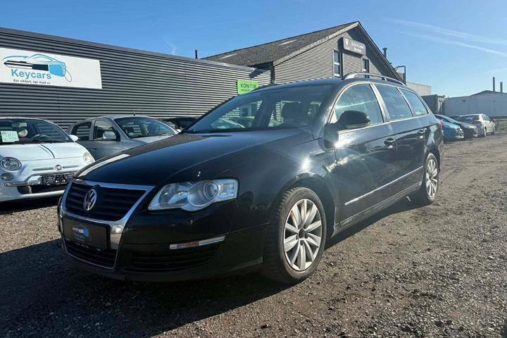 Sort VW Passat fra 2007 set udefra
