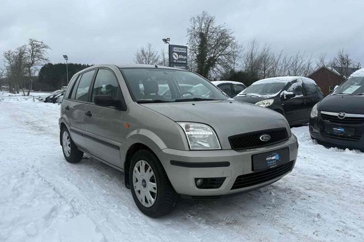 Beige Ford Fusion fra 2003
