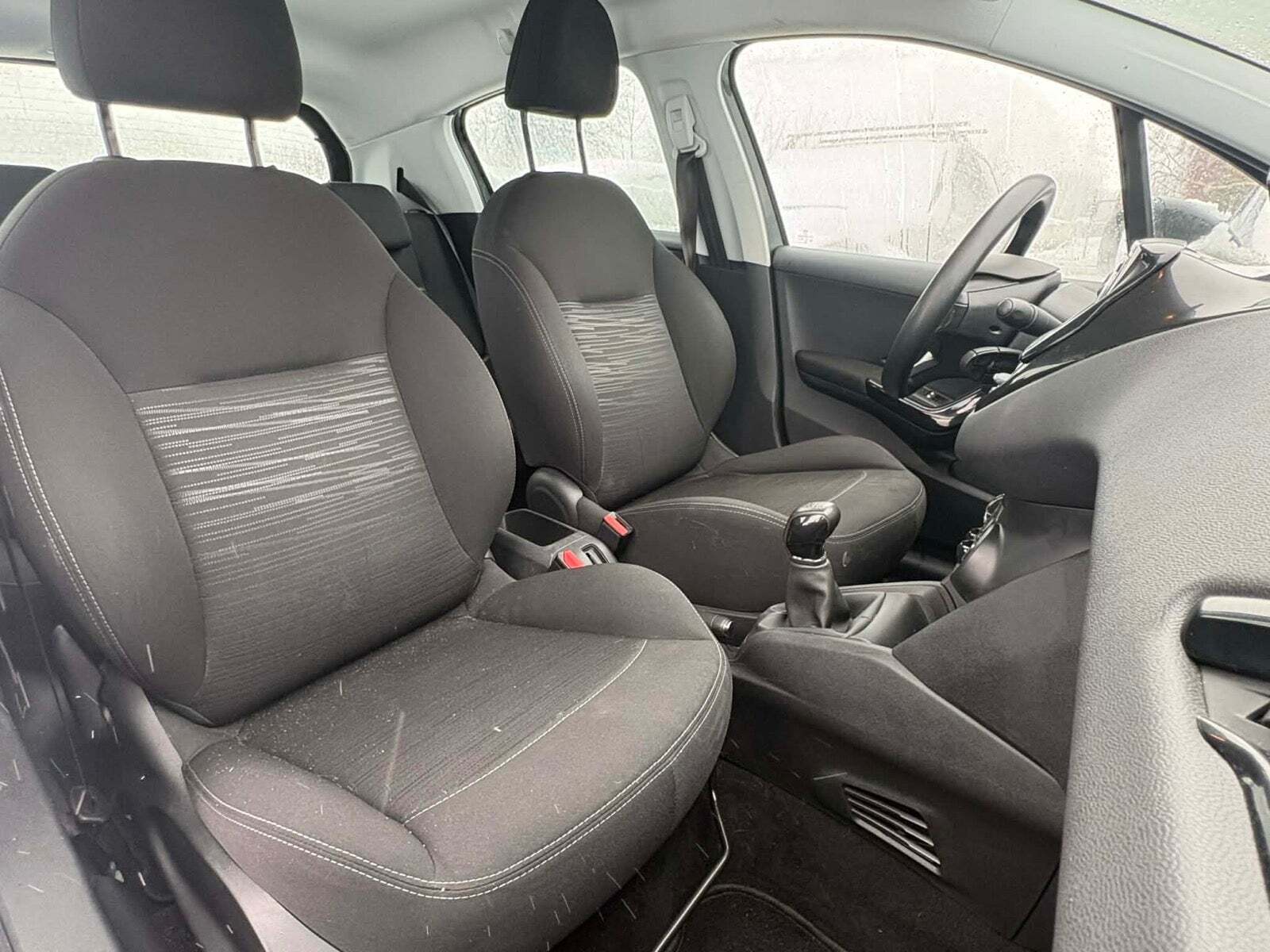 Grå Peugeot 208 fra 2012