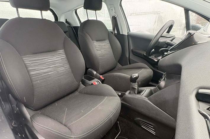 Grå Peugeot 208 fra 2012
