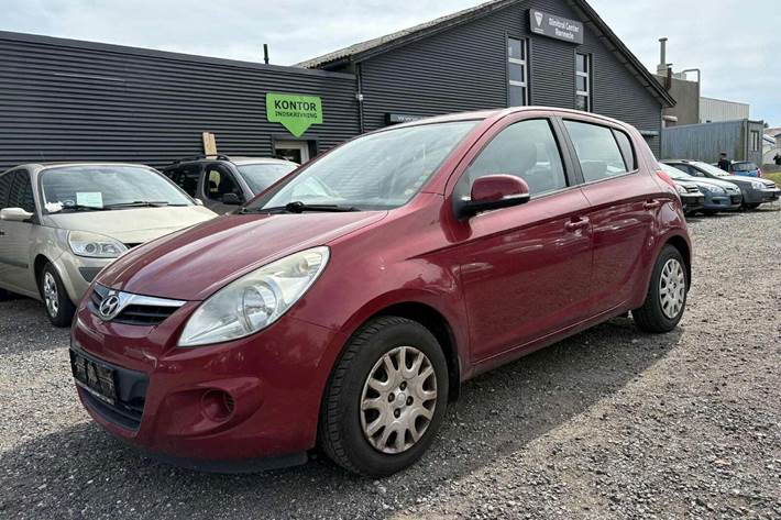 Grå Hyundai i20 fra 2011