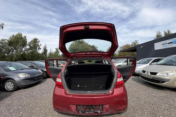 Grå Hyundai i20 fra 2011