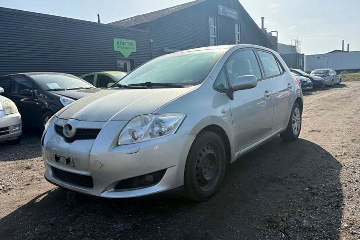 Beige Toyota Auris fra 2009