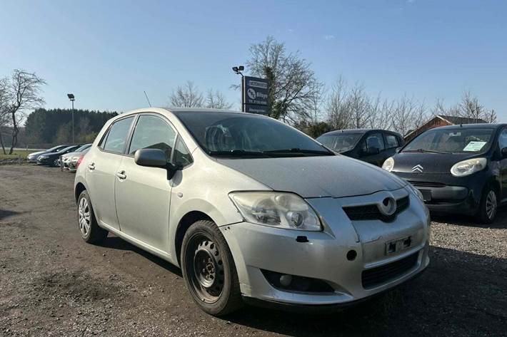 Beige Toyota Auris fra 2009