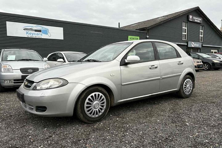 Sølv Chevrolet Lacetti fra 2008 set udefra