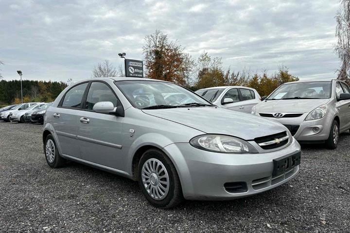 Sølv Chevrolet Lacetti fra 2008 set udefra