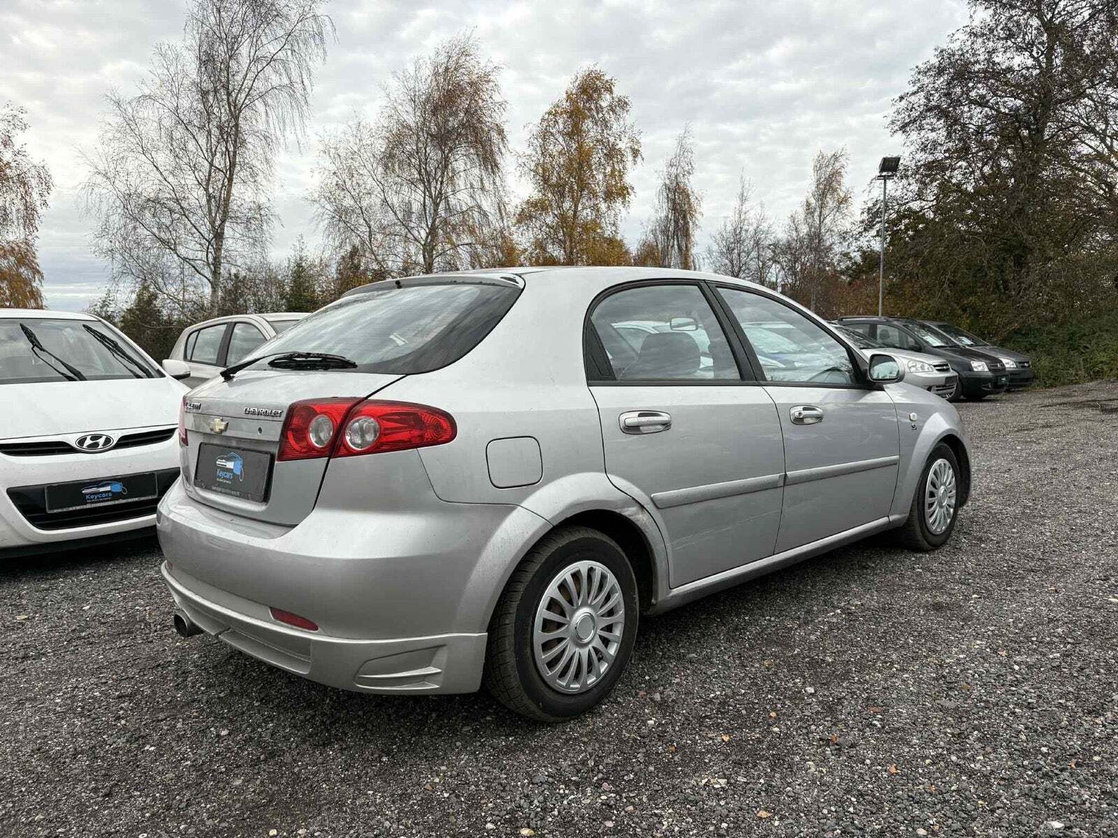 Sølv Chevrolet Lacetti fra 2008 set udefra
