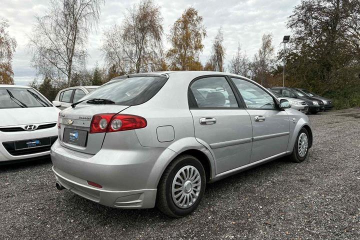 Sølv Chevrolet Lacetti fra 2008 set udefra
