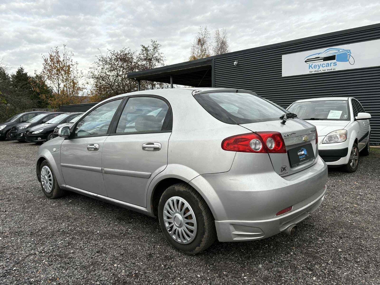 Sølv Chevrolet Lacetti fra 2008 set udefra