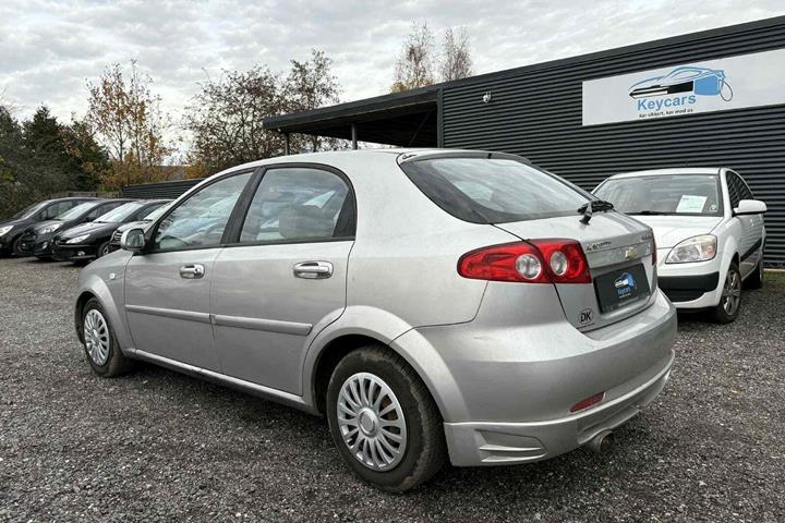 Sølv Chevrolet Lacetti fra 2008 set udefra