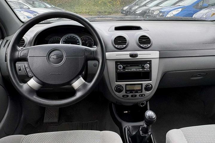 Sølv Chevrolet Lacetti fra 2008 set indefra
