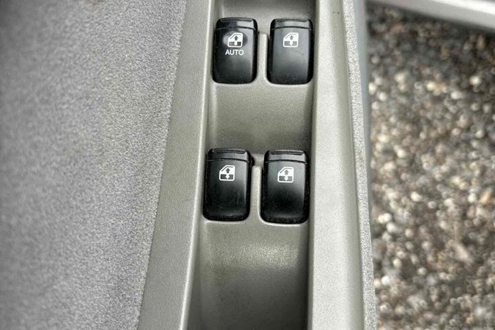 Sølv Chevrolet Lacetti fra 2008 set indefra