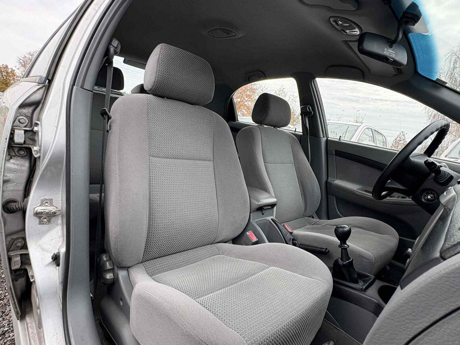 Sølv Chevrolet Lacetti fra 2008 set indefra