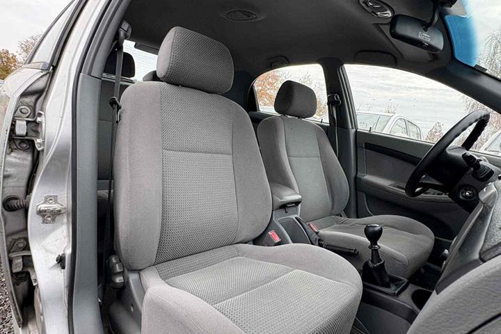 Sølv Chevrolet Lacetti fra 2008 set indefra