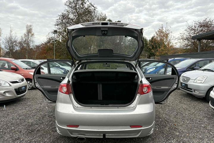 Sølv Chevrolet Lacetti fra 2008 set udefra