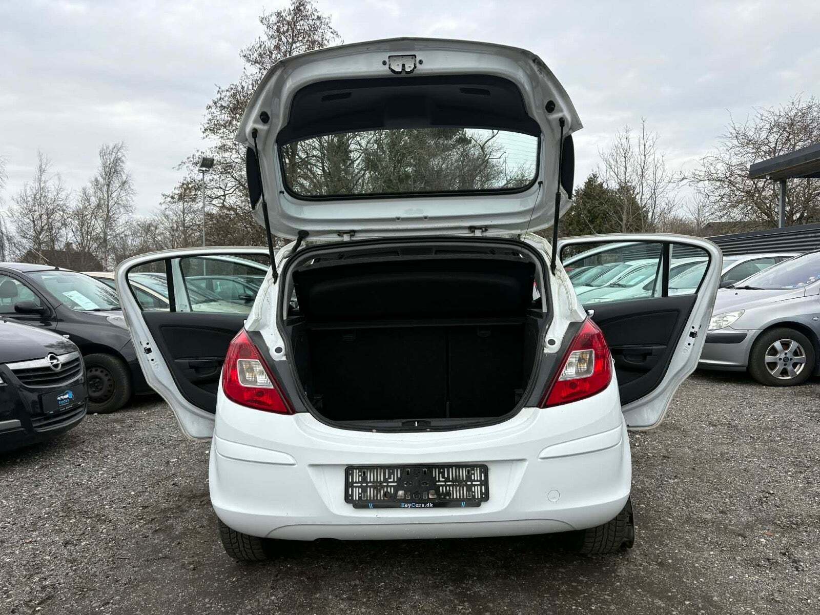 Hvid Opel Corsa fra 2010