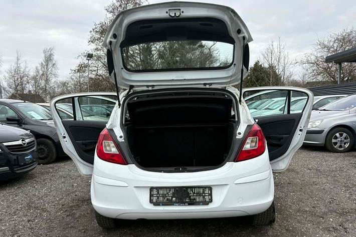 Hvid Opel Corsa fra 2010