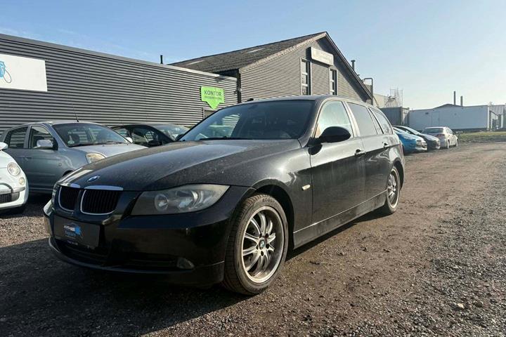 Sort BMW 320d fra 2007 set udefra